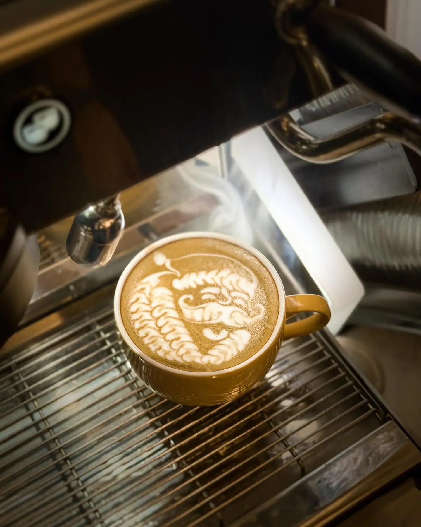 Latte art di atas mesin espresso